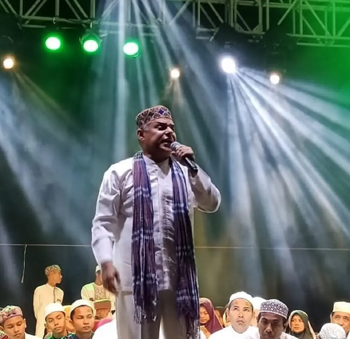 Lagu Salam Ramadhan ini dinyanyikan oleh penyanyi religi yang lahir di Surakarta, 13 Maret 1966 yaitu Haddad Alwi (Sumber : instagram.com/abihaddadalwi/)