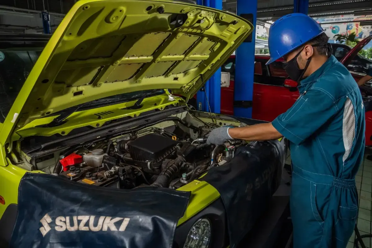 Perawatan kendaraan di Bengkel Resmi Suzuki (Sumber : Dok. Suzuki)