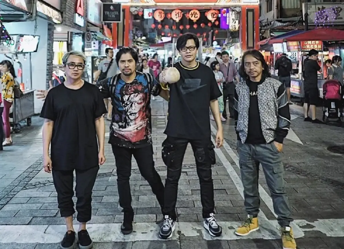 Untuk kalian yang suka main gitar, Chord lagu 11 Januari  dari Gigi ini enak banget untuk dimainkan (Sumber : instagram.com/gigibandofficial/)
