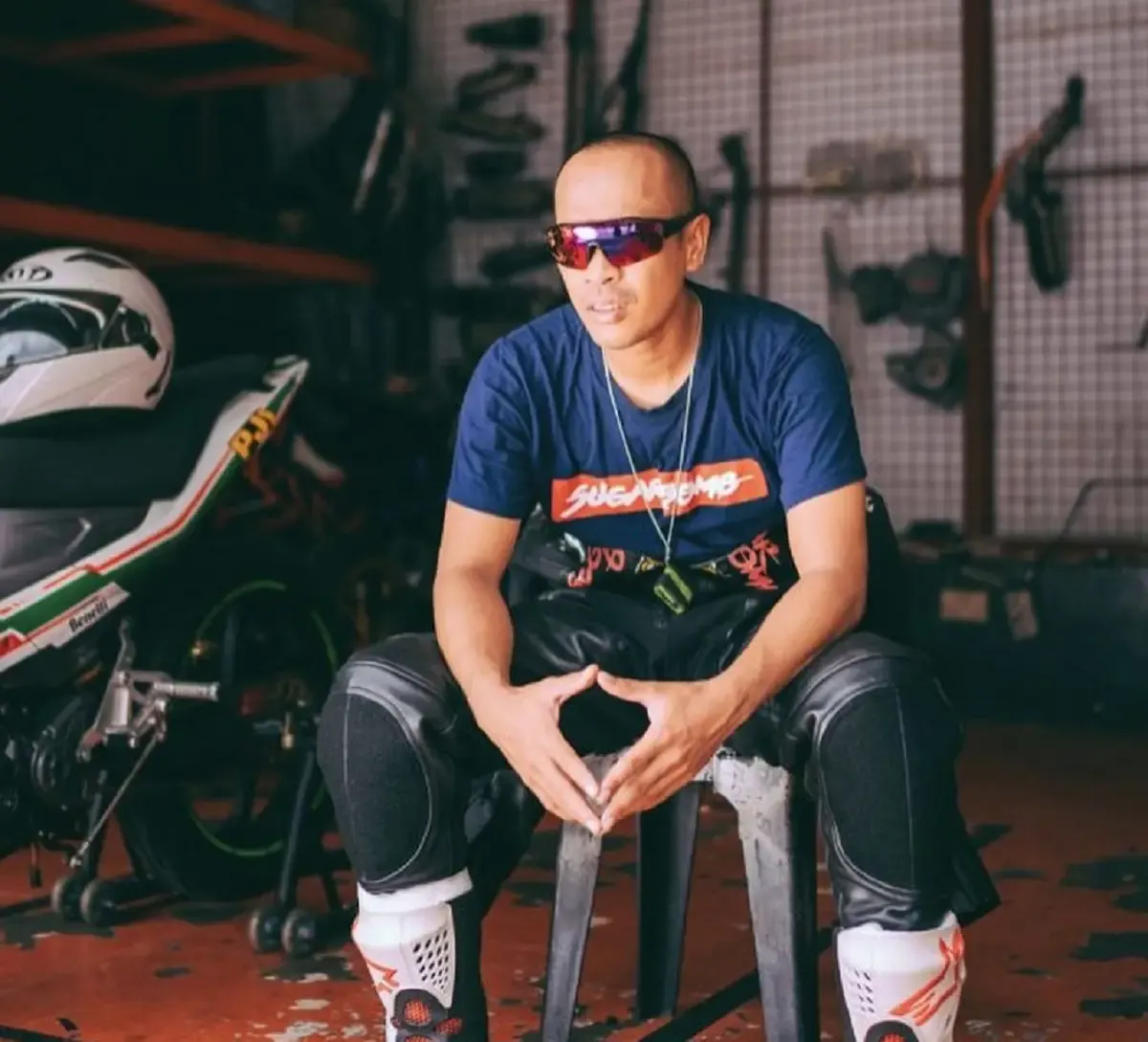 Mohd Nasir Hamzah atau yang lebih dikenal sebagai Achey Bocey ini merilis sebuah lagu yang sengaja dibuat untuk sahabat dengan judul 'Kita Baik Ramai Sayang' pada 2020 (Sumber : instagram.com/acheykintangkintung)