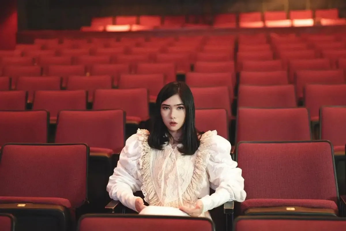 Dengan durasi lagu 5:30 menit, Isyana Sarasvati merilis sebuah lagu berjudul 'Ragu Semesta' pada tahun 2019. (Sumber : instagram.com/isyanasarasvati/)