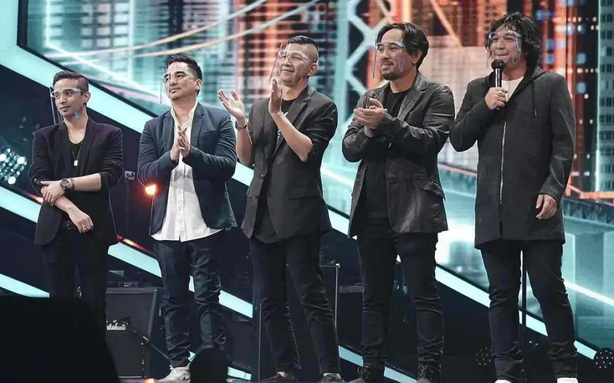 Melalui label musik Warner Music Indonesia, grup band Ungu merilis sebuah lagu berjudul 'Tercipta Untukku' pada tahun 2005. Lagu ini dirilis sebagai single kesembilan dari album musik ketiga karya Ungu, Melayang. (Sumber : instagram.com/ungu_band/)