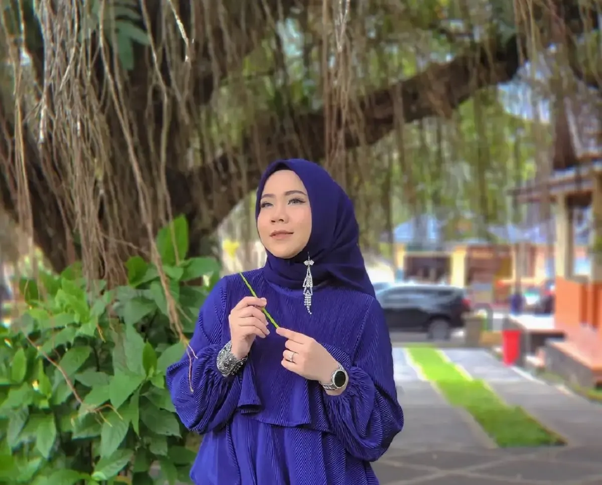 Lagu Ampunkan Denai ini dinyanyikan oleh perempuan kelahiran Padang, 31 Maret 1996 yaitu Yola Aurelia Laksmi atau yang lebih dikenal dengan nama Rayola. (Sumber : instagram.com/rayolaksmi/)