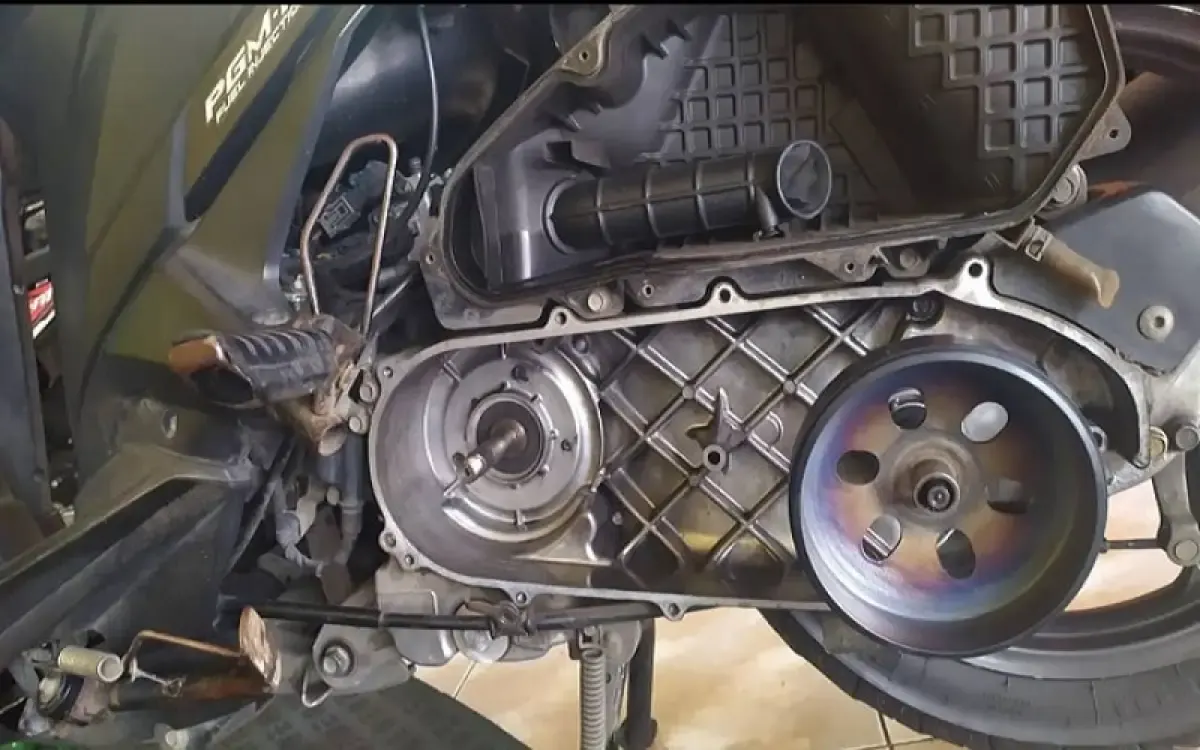 Ilustrasi servis CVT motor matic (Sumber : instagram.com/acongmotorpurworejo)