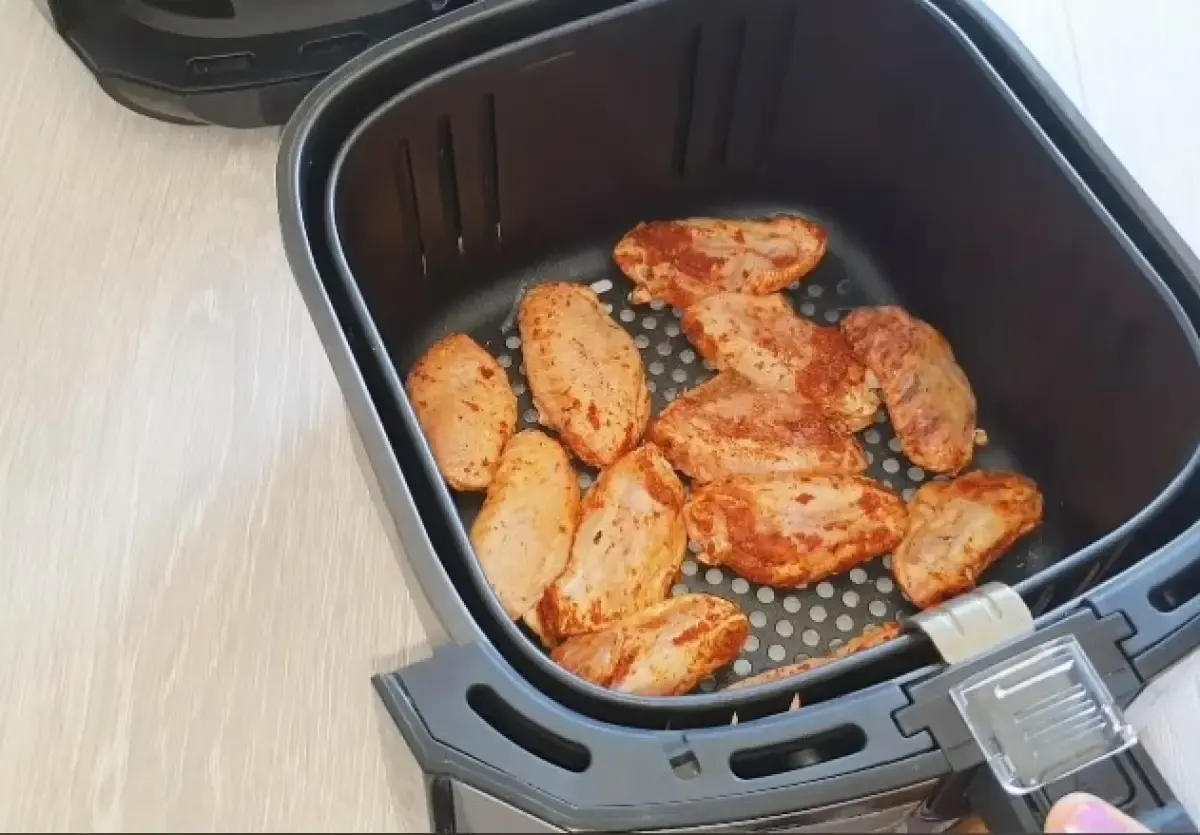 Ilustrasi Memasak Ayam dengan Air Fryer