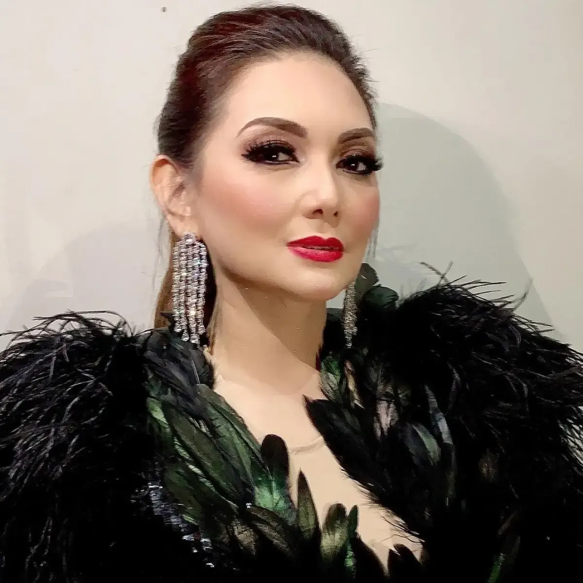 Dengan genre Pop, Nia Daniaty adalah penyanyi cantik berkebangsaan Indonesia yang merilis sebuah lagu berjudul Gelas Gelas Kaca. (Sumber : Instagram Nia Daniaty @niadaniatynew)