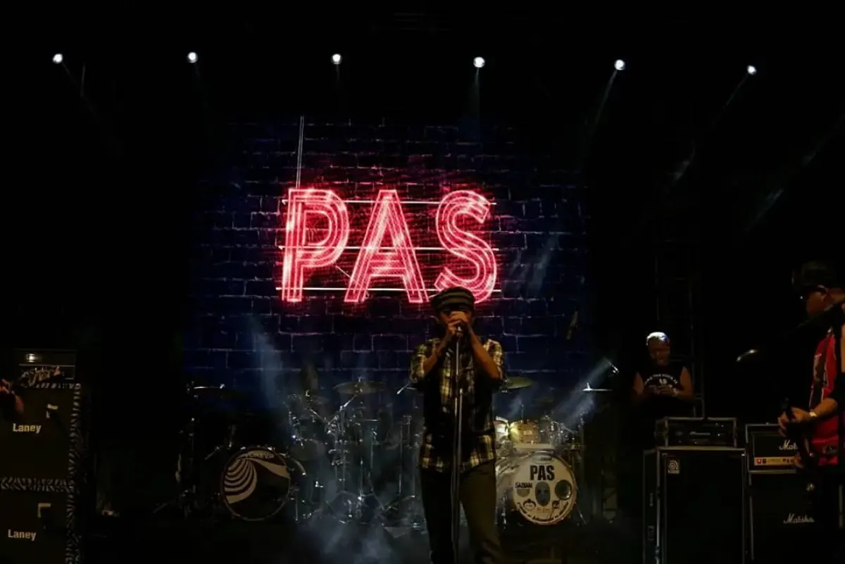 Pas Band adalah grup band yang memiliki berbagai macam aliran genre yakni musik rock, hip hop, dan juga punk. (Sumber : Instagram Pas Band @pasbandofficial)