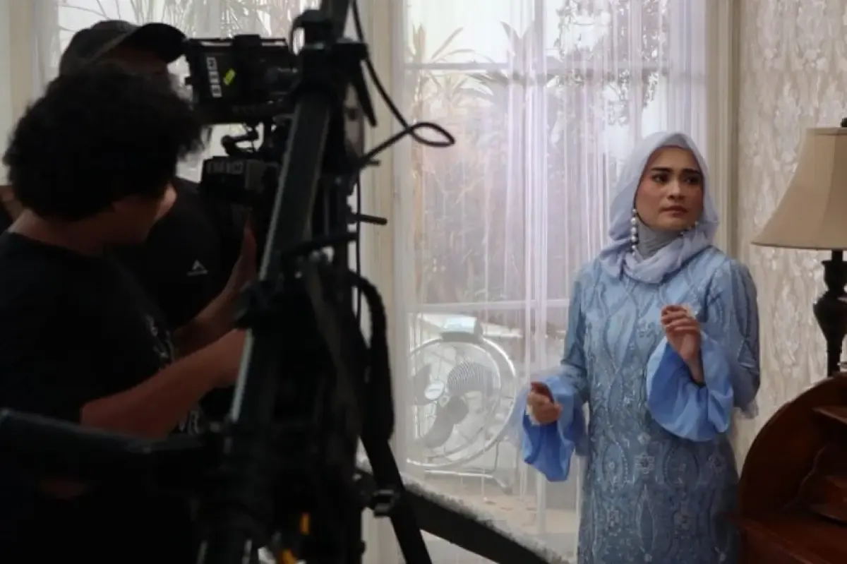 Penyanyi cantik kelahiran 18 Mei 1974 dengan nama Hartini Erpi Nurjanah atau yang dikenal sebagai Ikke Nurjanah ini merilis sebuah lagu berjudul Birunya Rindu. (Sumber : Instagram Ikke Nurjanah @ikkenurjanah0518)