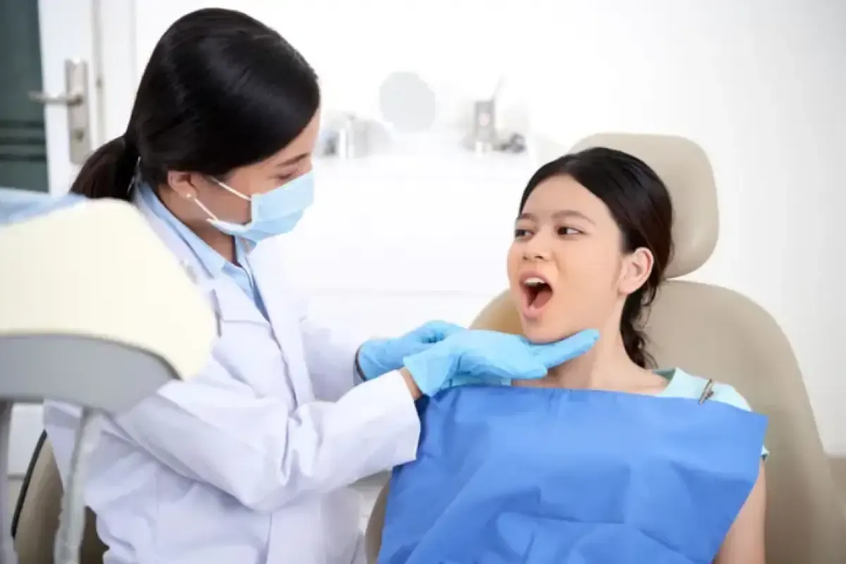 Ilustrasi seorang wanita yang sedang melakukan perawatan gigi bersama dokter gigi. (Sumber : Freepik.com/pressfoto)