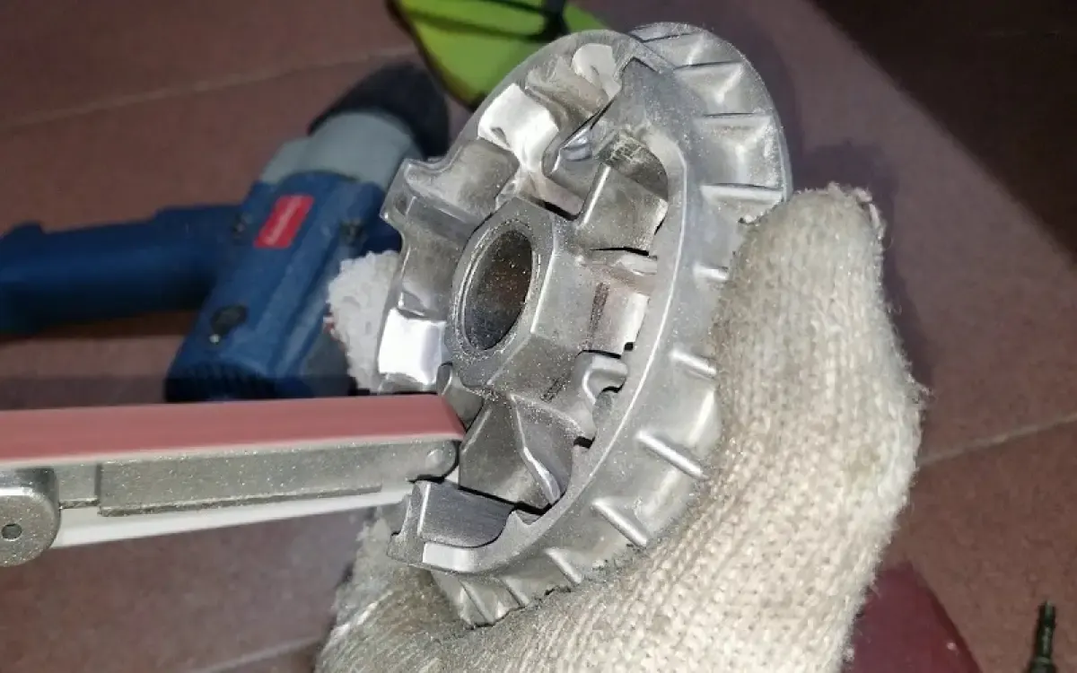 Ilstrasi kerok jalur roller lebih cepat dengan alat belt sander (Sumber : youtube.com/Kevin Danudoro)