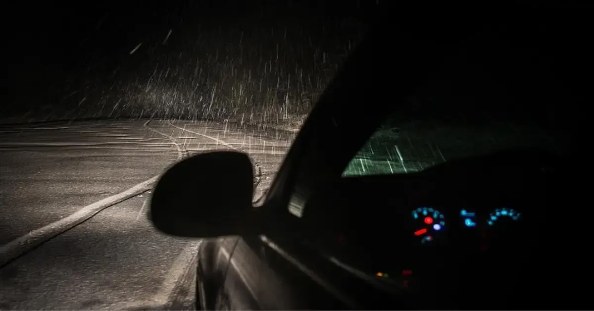 Ilustrasi berkendara saat malam hari (Sumber : Instagram.com/mobilkamu)