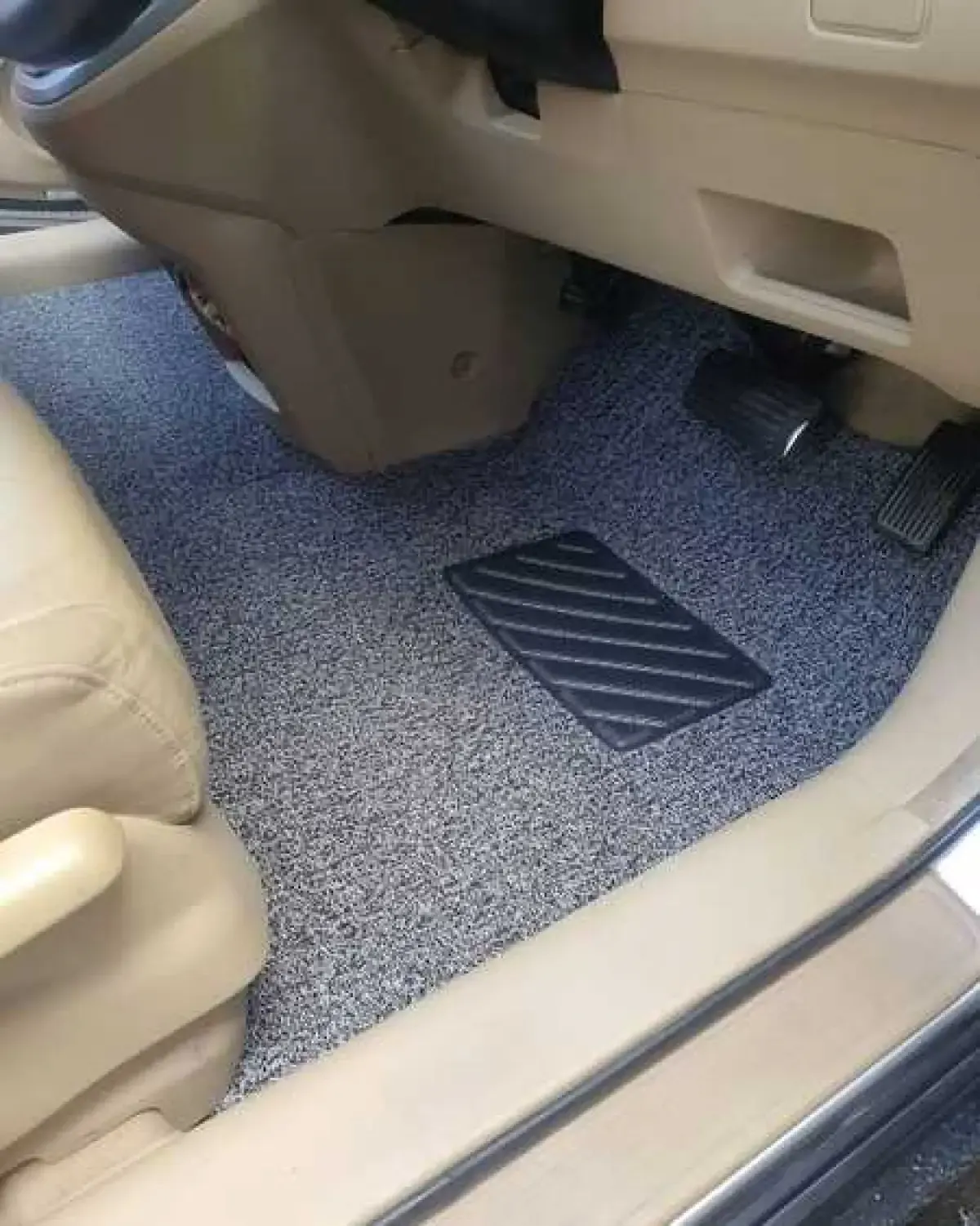 Ilustrasi: Karpet mobil (Sumber :  Instagram.com/@vm_audio)
