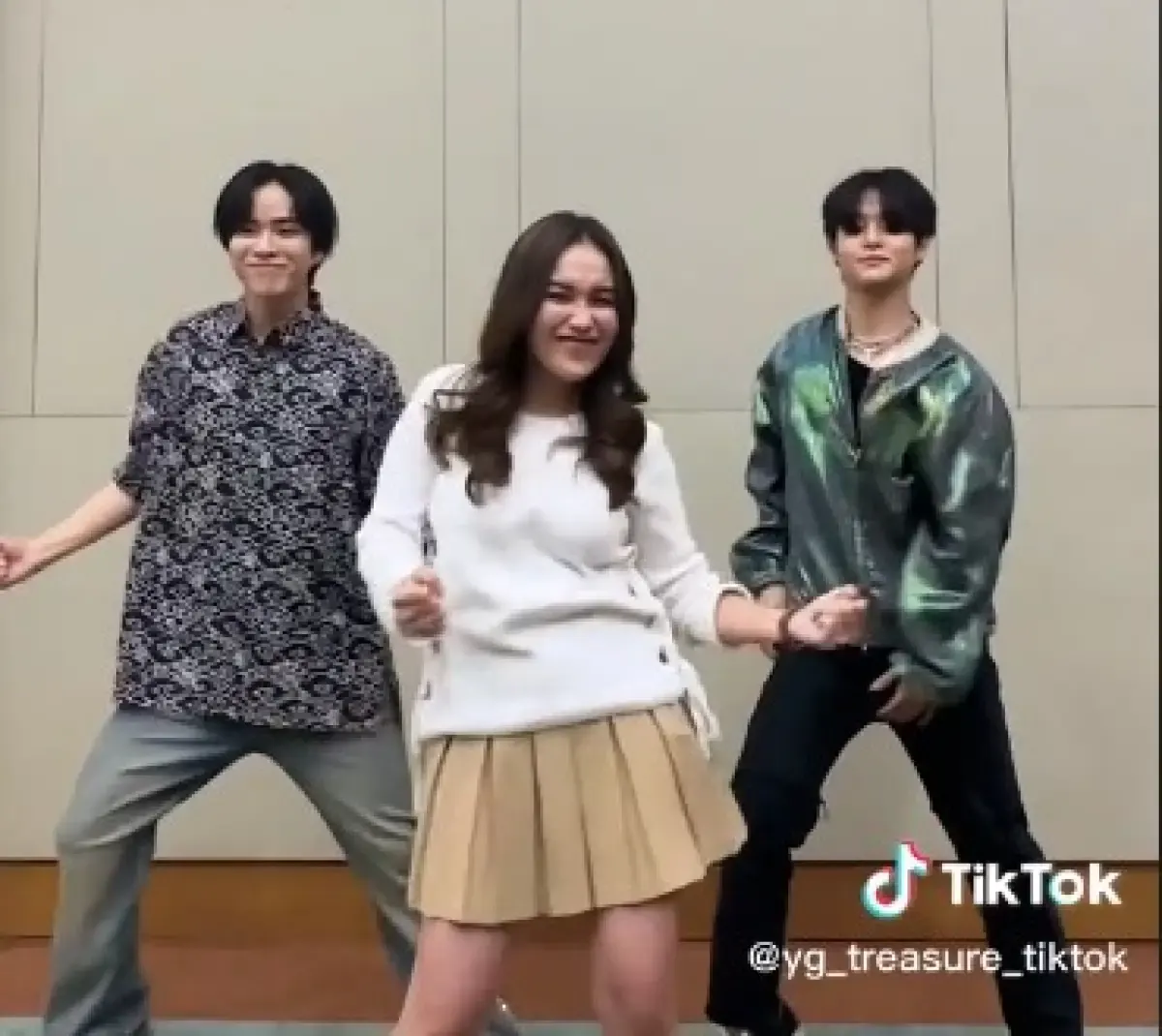 Ayu Ting Ting dan Anggota Treasure (Sumber : TikTok/@yg_treasure_official)