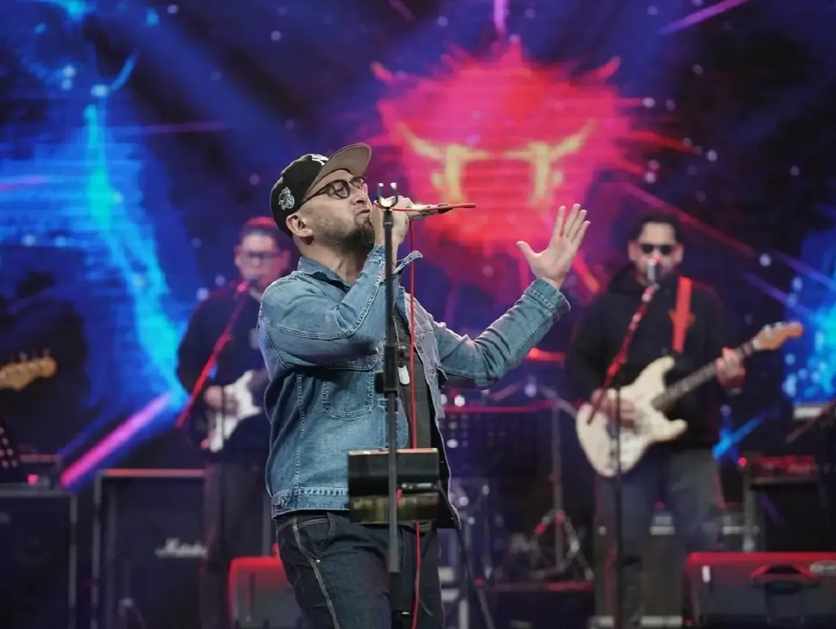 Alexa adalah grup musik beraliran power Pop yang saat ini beranggotakan Aqi Singgih, Nur Satriatama, dan Fajar Arifan. (Sumber : Instagram Alexa @alexatheband)