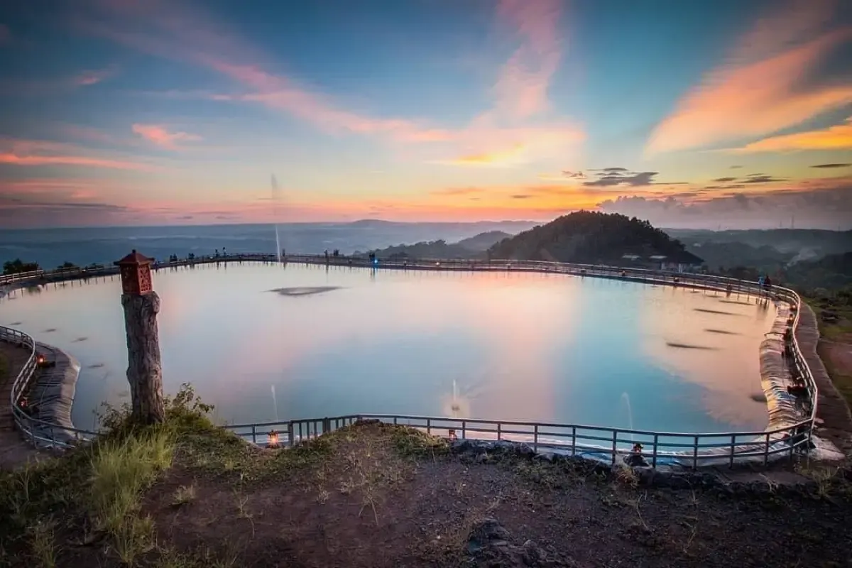 Pemandangan di Embung Nglanggeran pada sore hari yang terlihat begitu indah. (Sumber : Twitter/@YogyakartaCity)