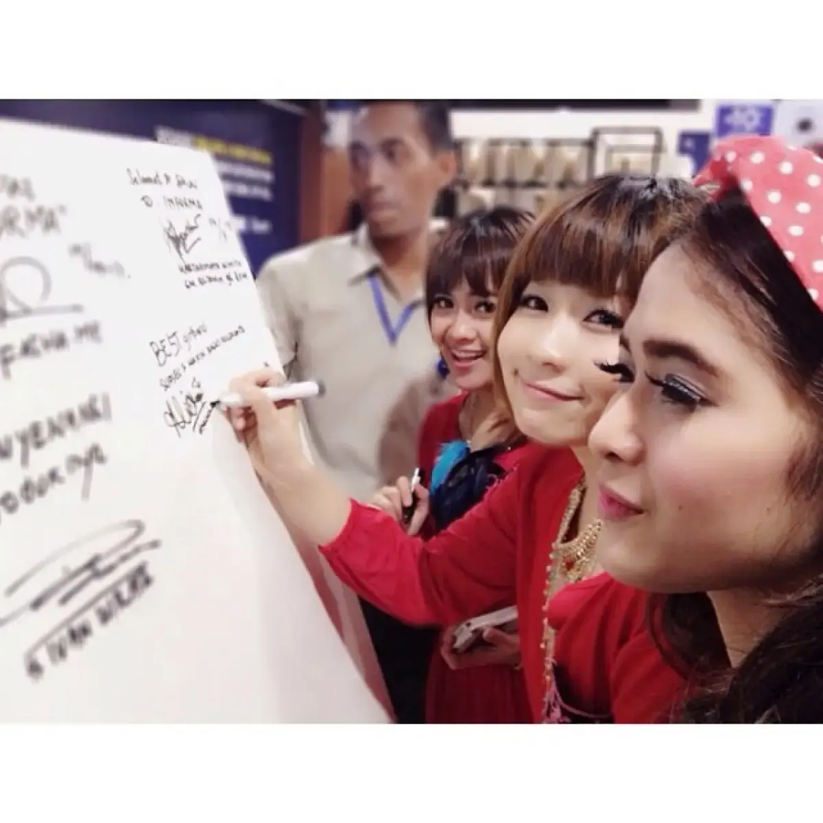 Grup vokal wanita asal Indonesia bernama Be5t merilis sebuah lagu berjudul Always Think About You pada tahun 2013 sebagai single utama dari album musik pertamanya (Sumber : Instagram Olga Caca @olgacaca)