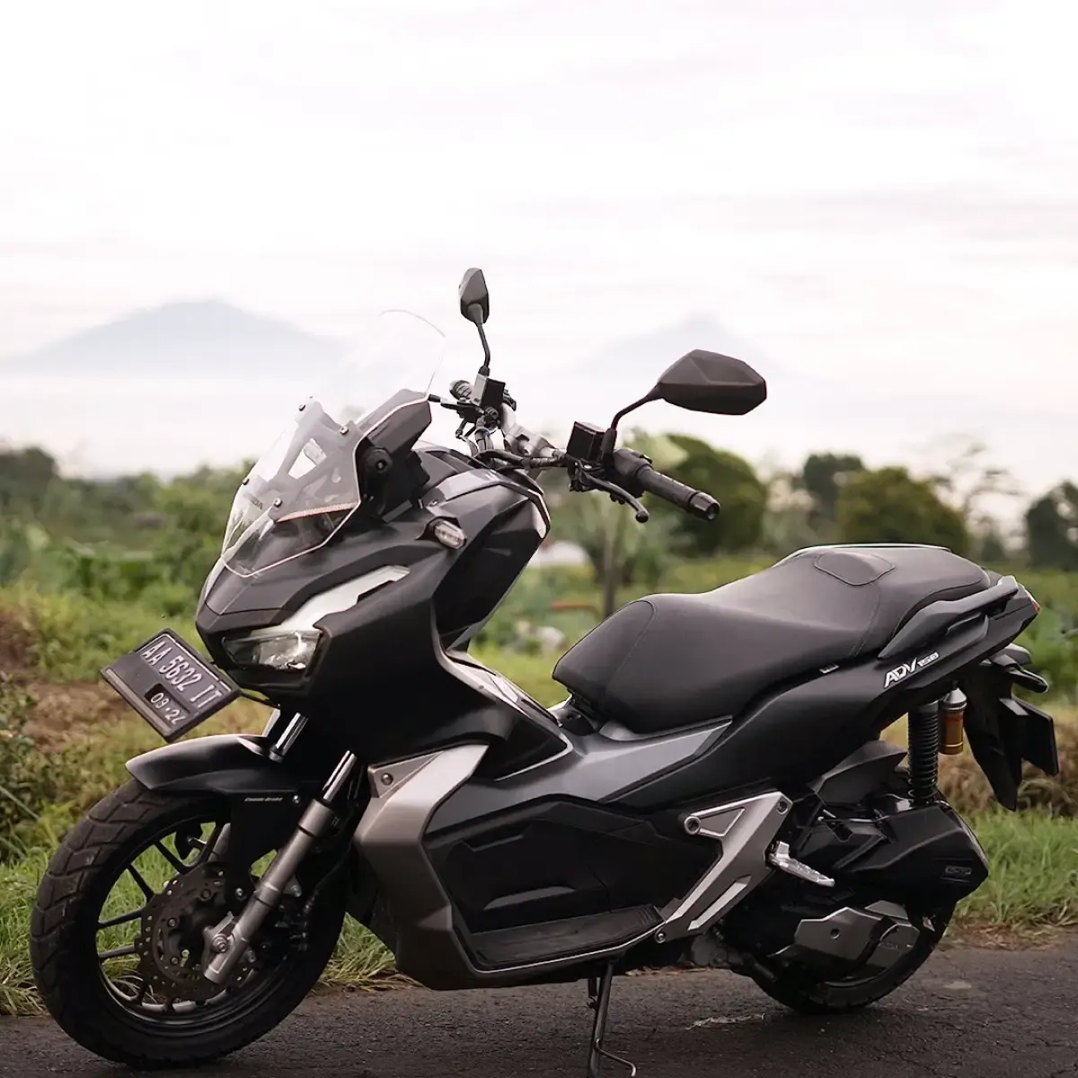 Memiliki tampilan dan dimensi yang lebih bongsor di banding dengan motor matic lainnya, tidak heran kalau motor matic 150-160 cc lebih banyak diminati oleh konsumen motor Indonesia