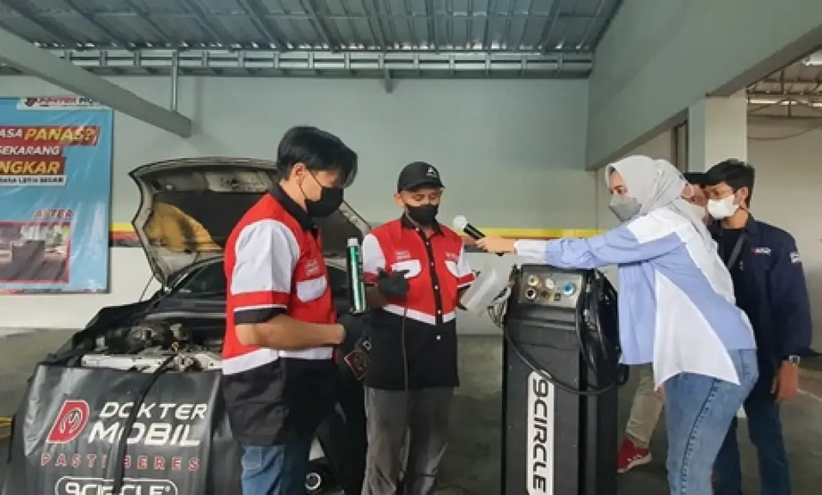 Ilustrasi aktivitas Tune up jet clean di Dokter Mobil (Sumber : Labviral.com/Ica Juniyanti)