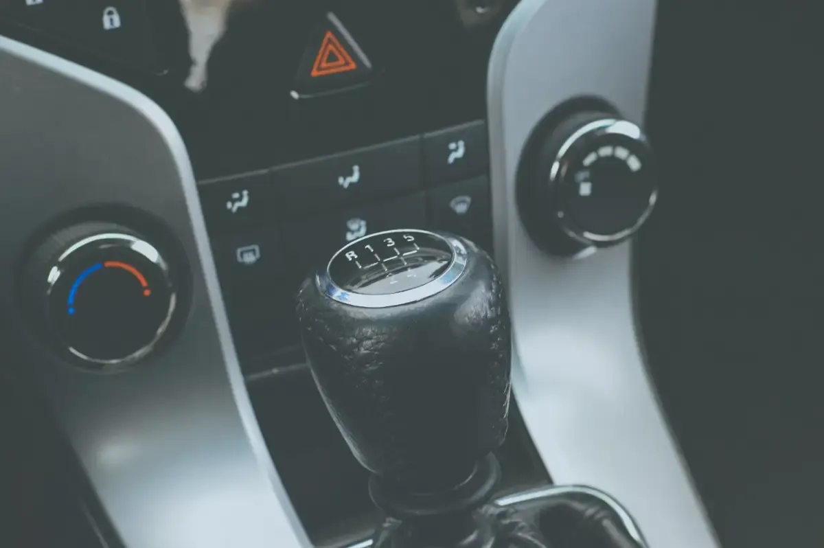 Ilustrasi: Transmisi mobil manual. (Sumber : Pexels.com)