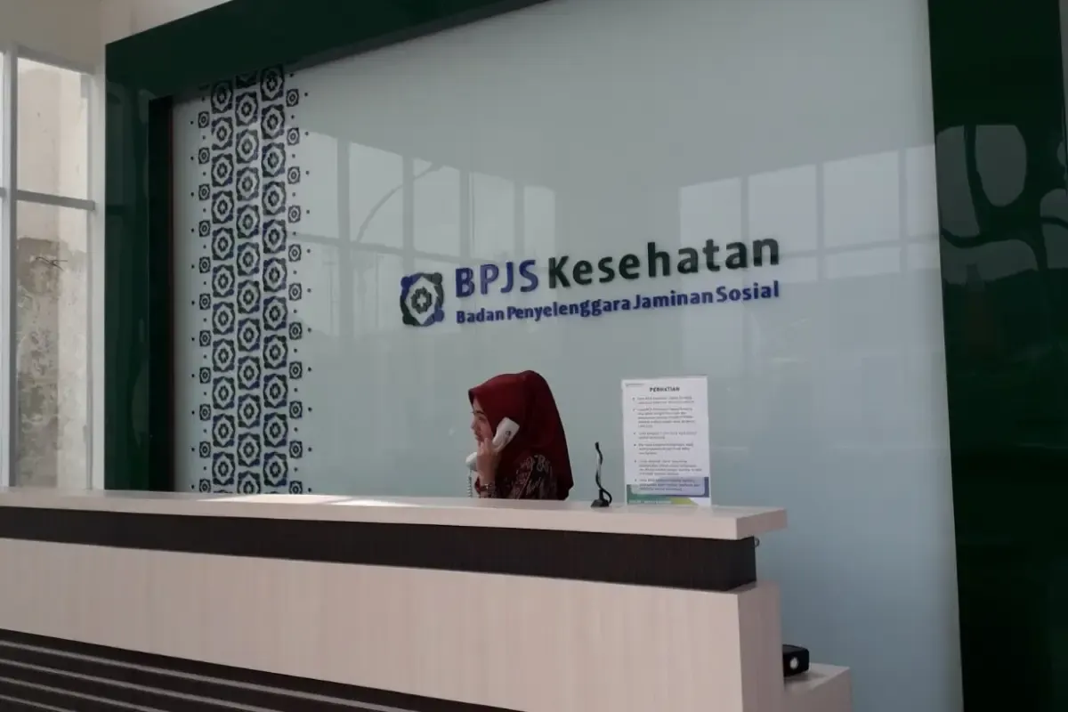 Petugas BPJS Kesehatan yang bekerja di kantor. (Sumber : Twitter/@midweek_)