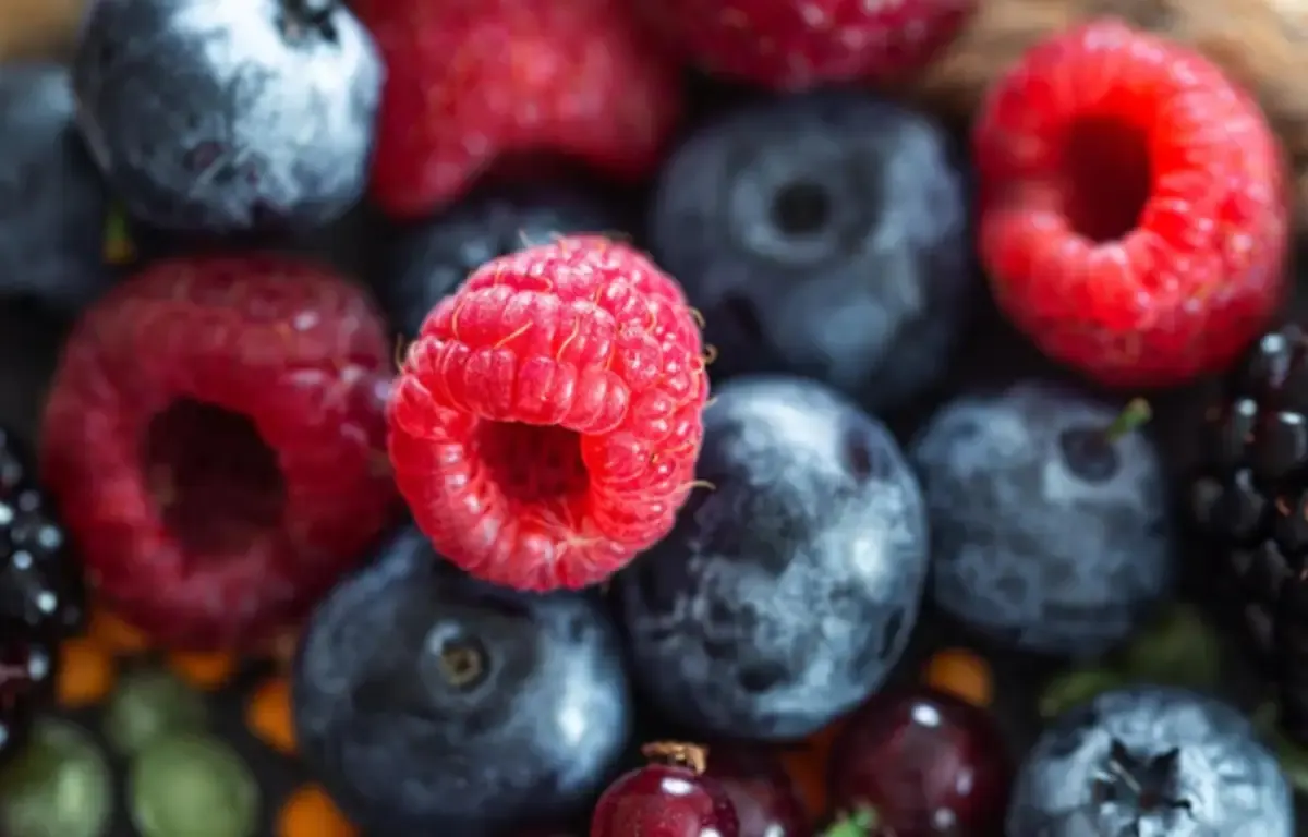 Buah berry kaya akan vitamin C yang dipercaya dapat mengatasi jerawat.