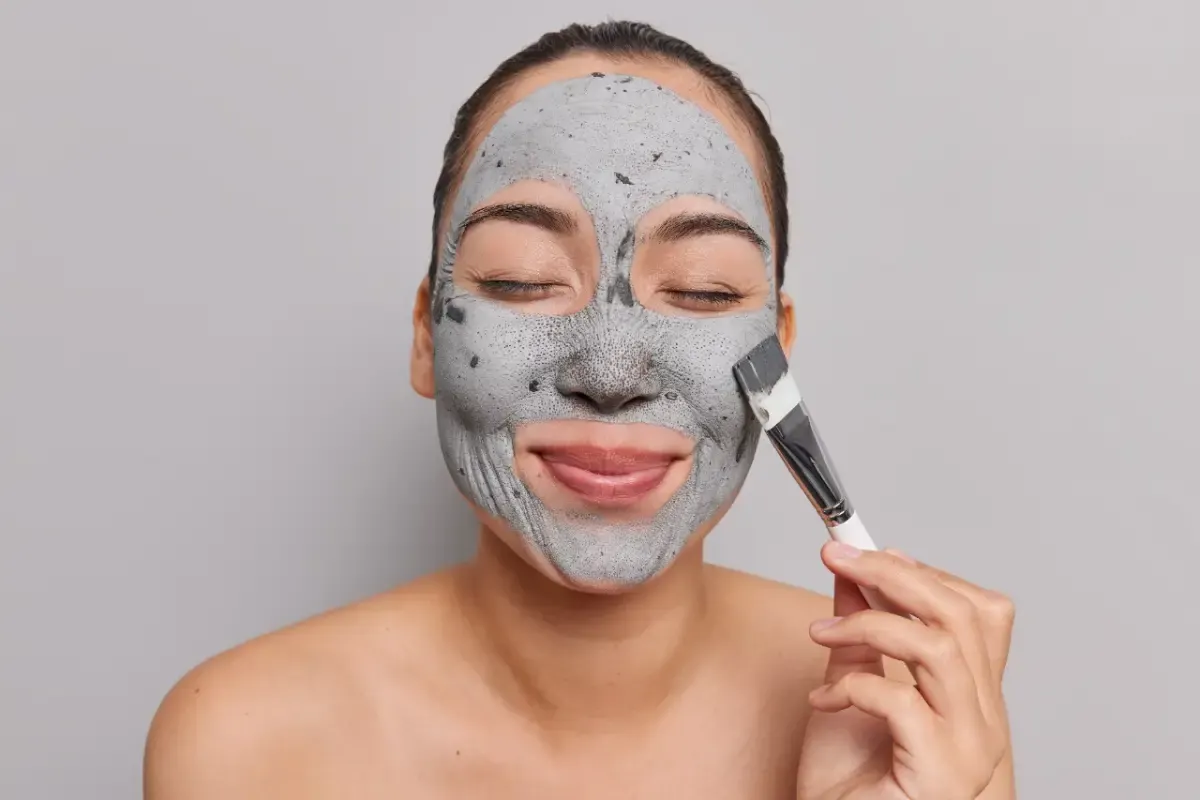 Ilustrasi seorang wanita yang menggunakan masker wajah dengan senyum dan mata tertutup