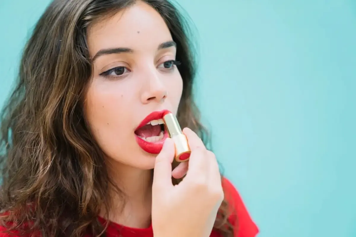 Ilustrasi seorang memakai lipstik yang dapat melindungi bibir dari virus, bakteri dan jamur.
