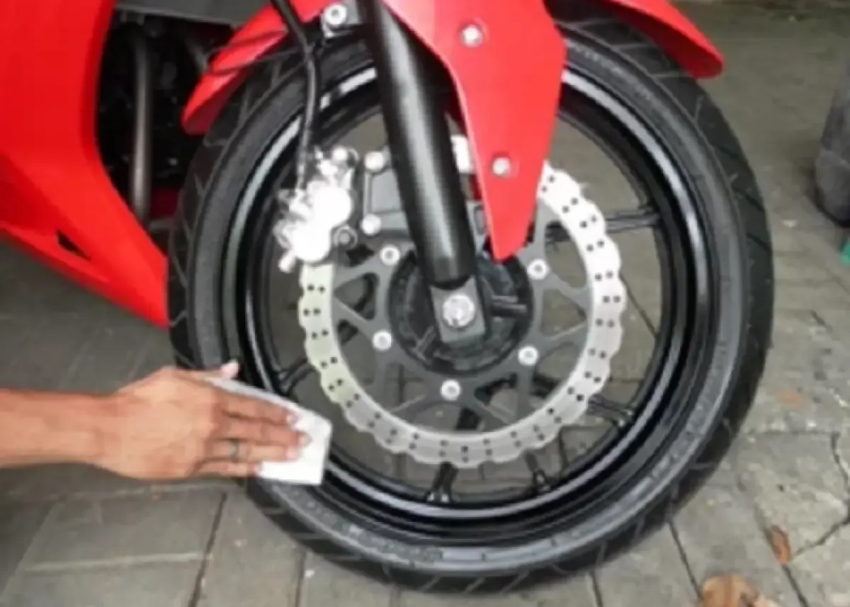 Ilustrasi penyemiran ban sepeda motor (Sumber : indotrading.com)