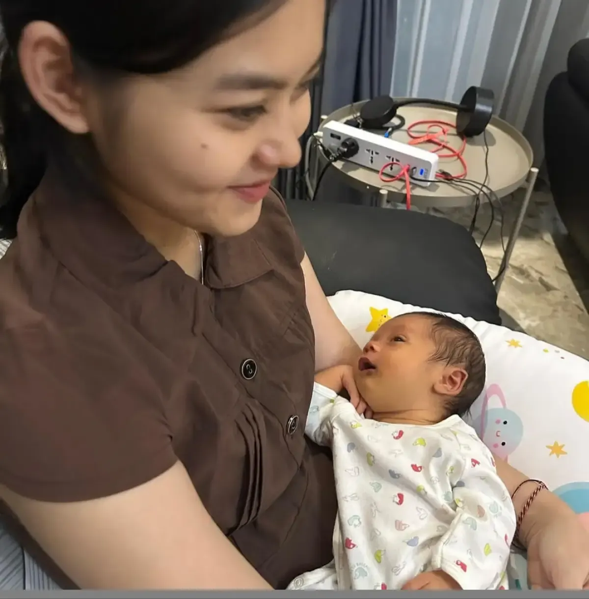 Potret istri dari Marshel Widianto, yakni Cesen Eks JKT48 dengan anak mereka (Sumber : Instagram/marshelwidianto)