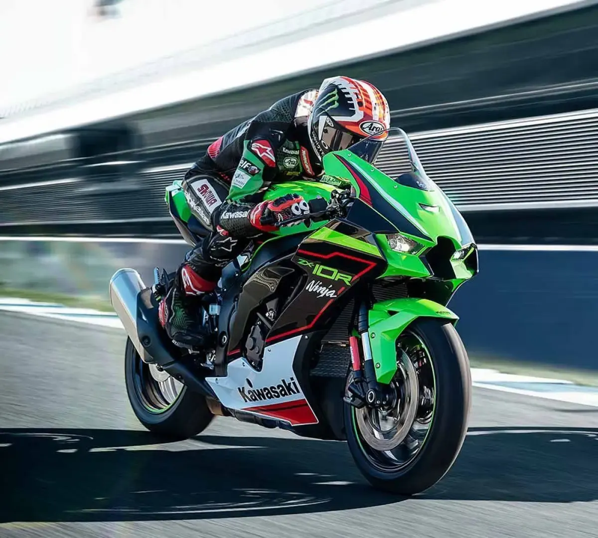 Meski pernah mengeluarkan jenis motor underbone atau bebek, kamu tentu tahu bahwa Kawasaki kuat dengan image pabrikan motor sport dengan kapasitas mesin yang cukup besar