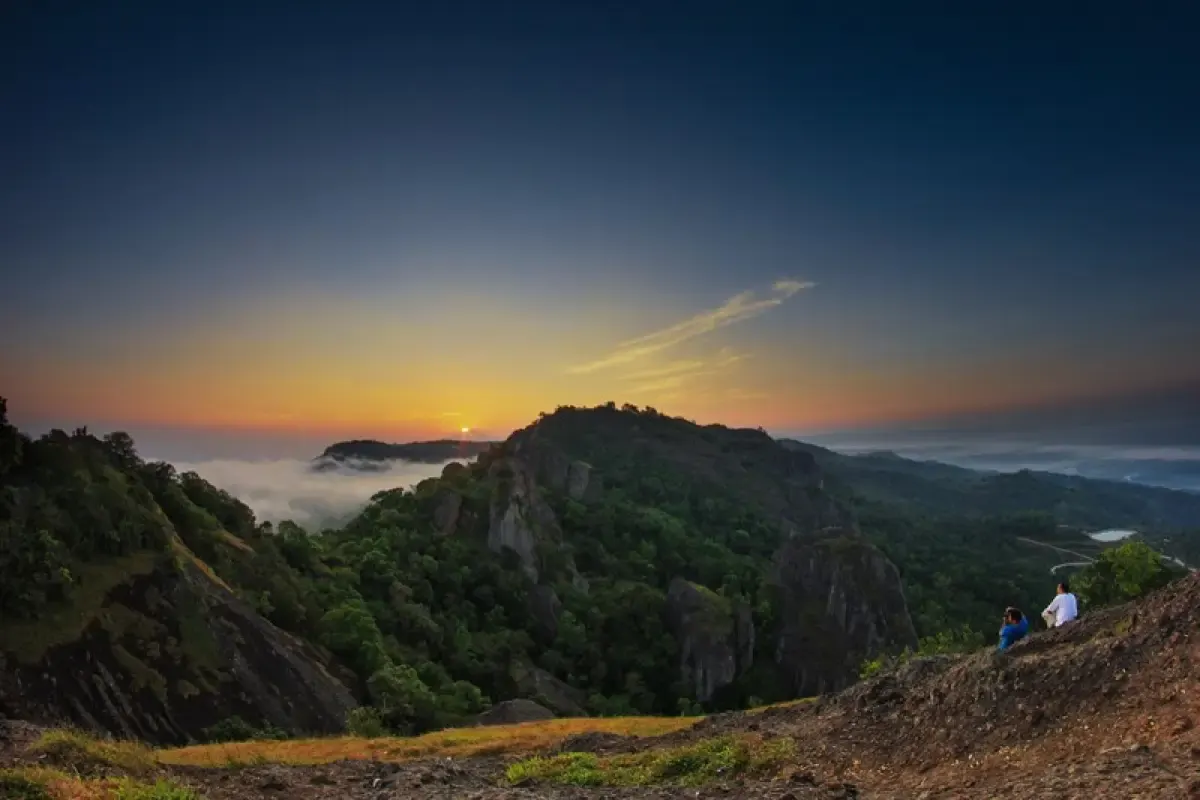 Pemandangan golden sunrise di Gunung Api Purba, Nglanggeran, Gunungkidul, Yogyakarta. (Sumber : visitingjogja.jogjaprov.go.id)