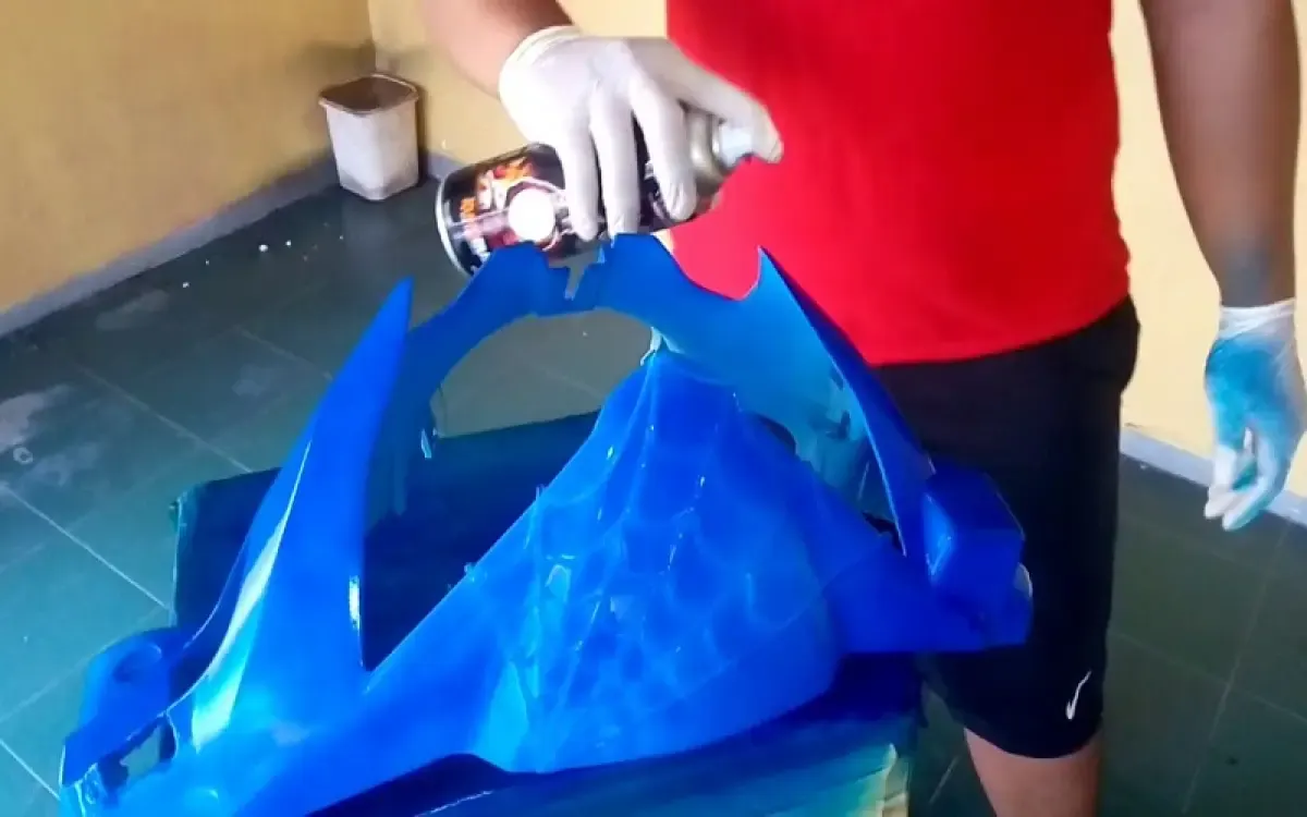 Ilustrasi repaint body motor menggunakan cat kaleng (Sumber : youtube.com/Spray Cat)