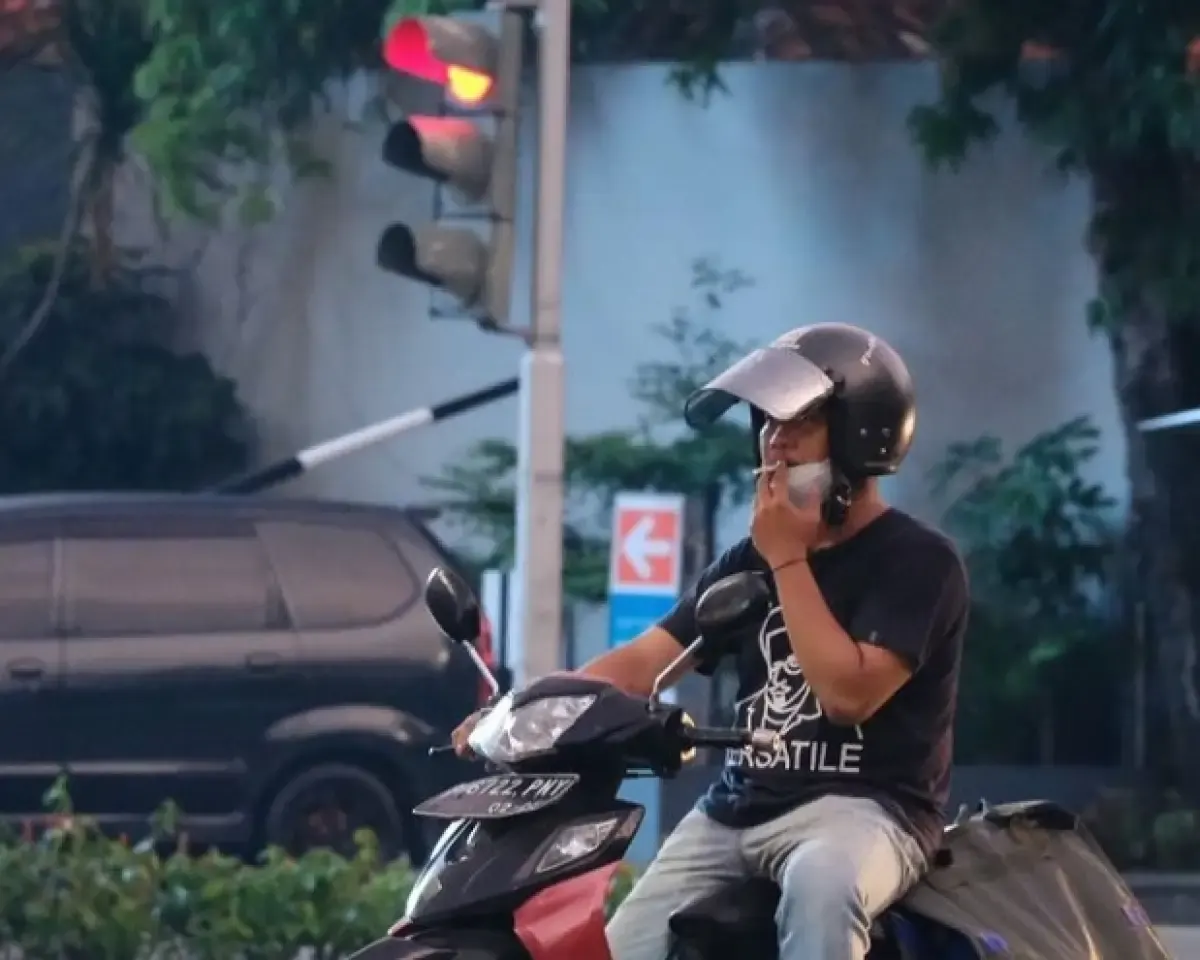 Menerobos lampu merah merupakan salah satu pelanggaran lalu lintas yang dianggap sangat sepele dan biasa. Padahal kenyataanya, menerobos lampu merah sangat berbahaya (Sumber : INSTAGRAM/meganainggolan)