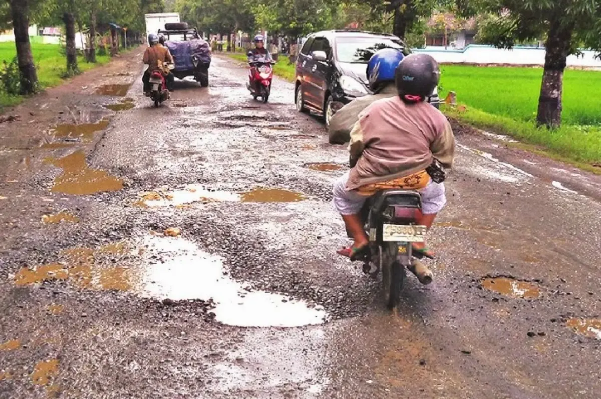 Memasuki musim penghujan, banyak jalan yang tergenang air yang akan menyebabkan korosi dan berlubang sehingga akan berdampak buruk bagi kendaraan yang melintas