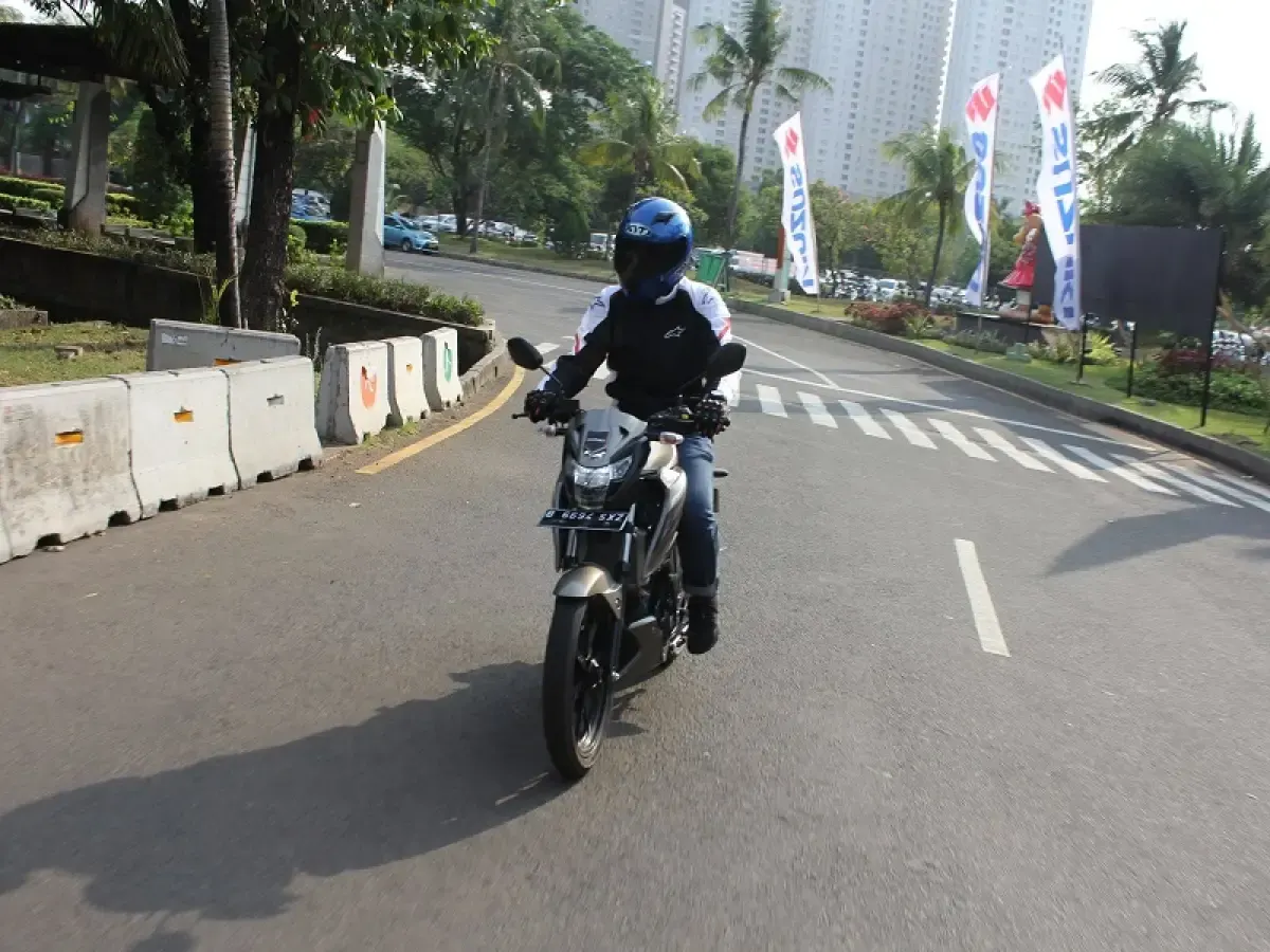 Ilustrasi mengendarai motor (Sumber : suzuki.co.id)