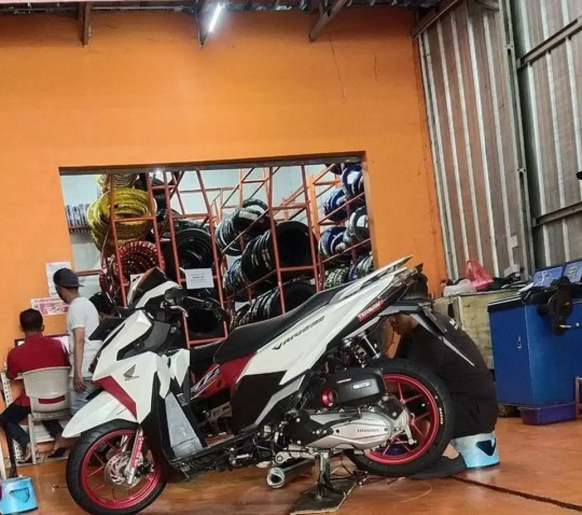 Perawatan sepeda motor seperti servis berkala penting sekali dilakukan untuk menjaga kondisi motor supaya tetap awet.