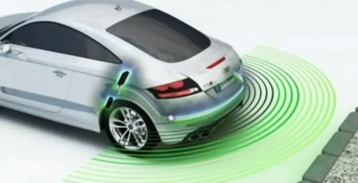 Sensor mobil terdapat perangkat infrared dan sensor gelombang ultrasonic yang akan menangkap obyek paling dekat dan memberi sinyal melalui bunyi pada monitor LCD dibagian head unit mobil