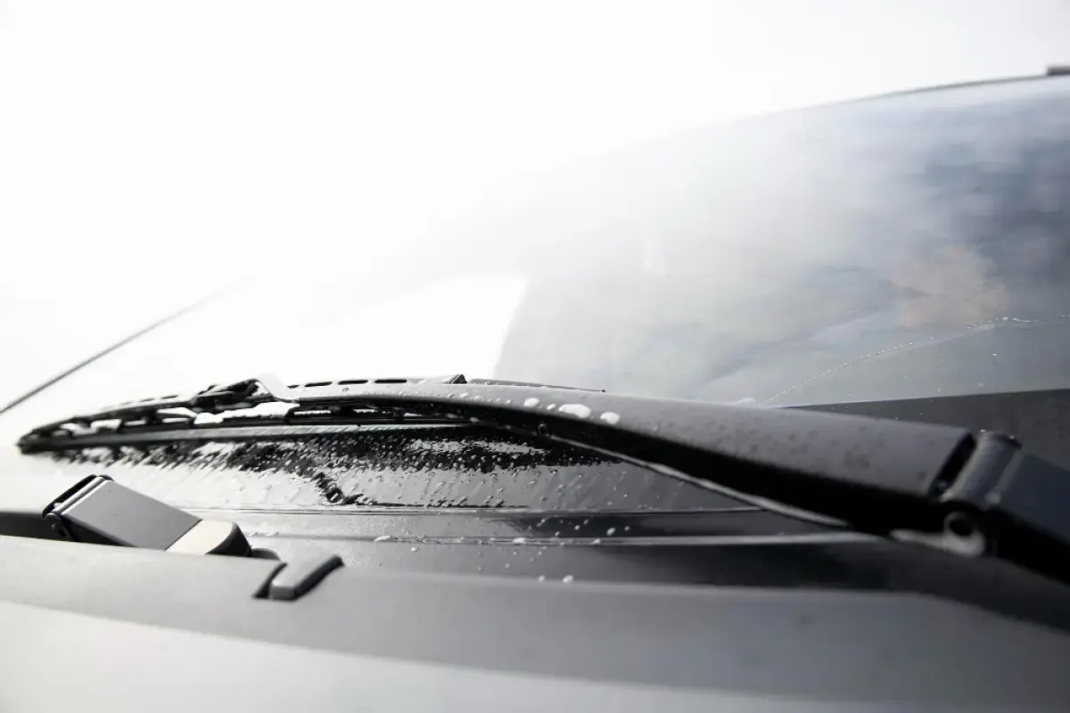 Wiper pada kaca mobil bagian depan dan belakang merupakan sebuah komponen penting yang berfungsi untuk meningkatkan visibilitas pengendara saat kondisi hujan maupun gerimis
