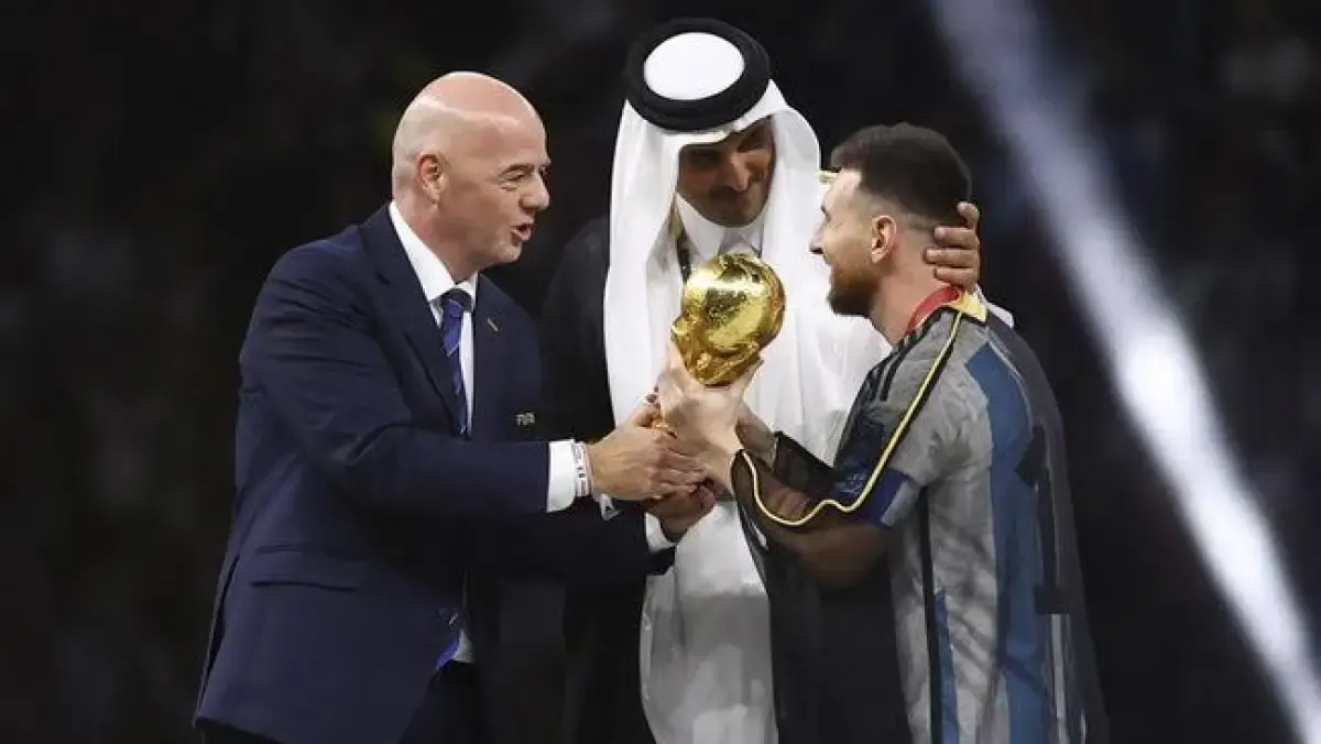 Lionel Messi mengenakan jubah hitam Bisht saat menerima trofi Piala Dunia 2022. (Sumber : Reuters)