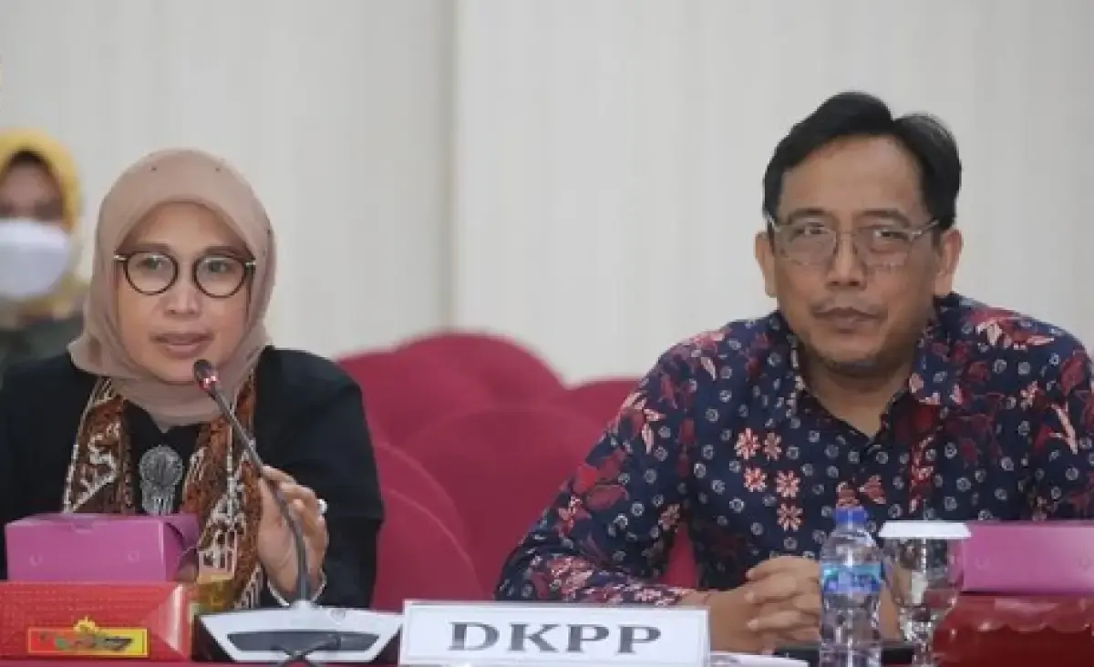 Anggota DKPP, Ratna Dewi Pettalolo dan I Dewa Kade Wiarsa Raka Sandi menghadiri acara penentuan sampel dalam verfikasi faktual di Kantor KPU, Jakarta.
