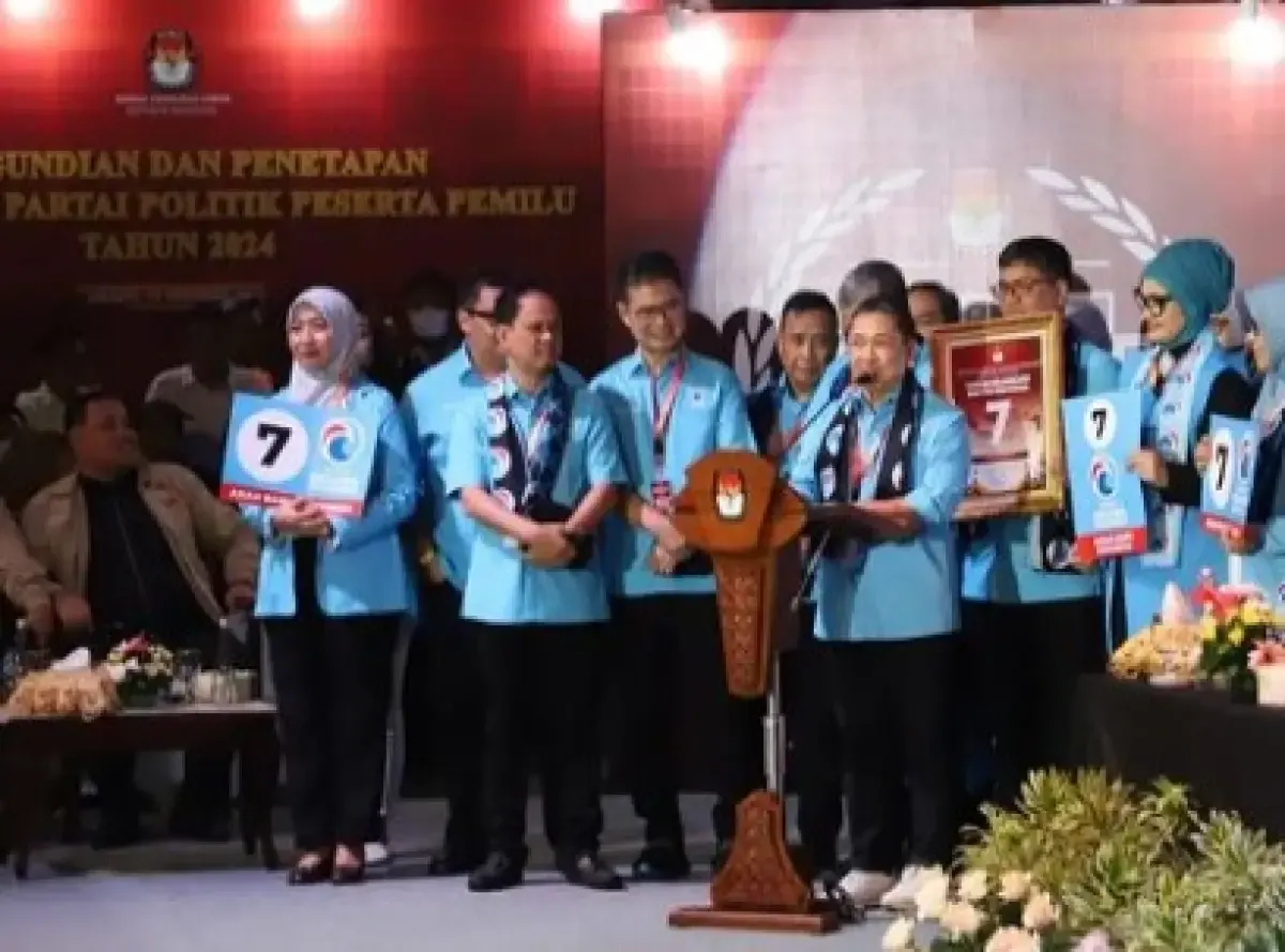 Pemimpin dan Kader Partai Gelora mengikuti pengundian nomor urut peserta Pemilu 2024 di kantor Komisi Pemilihan Umum (KPU), Jakarta.