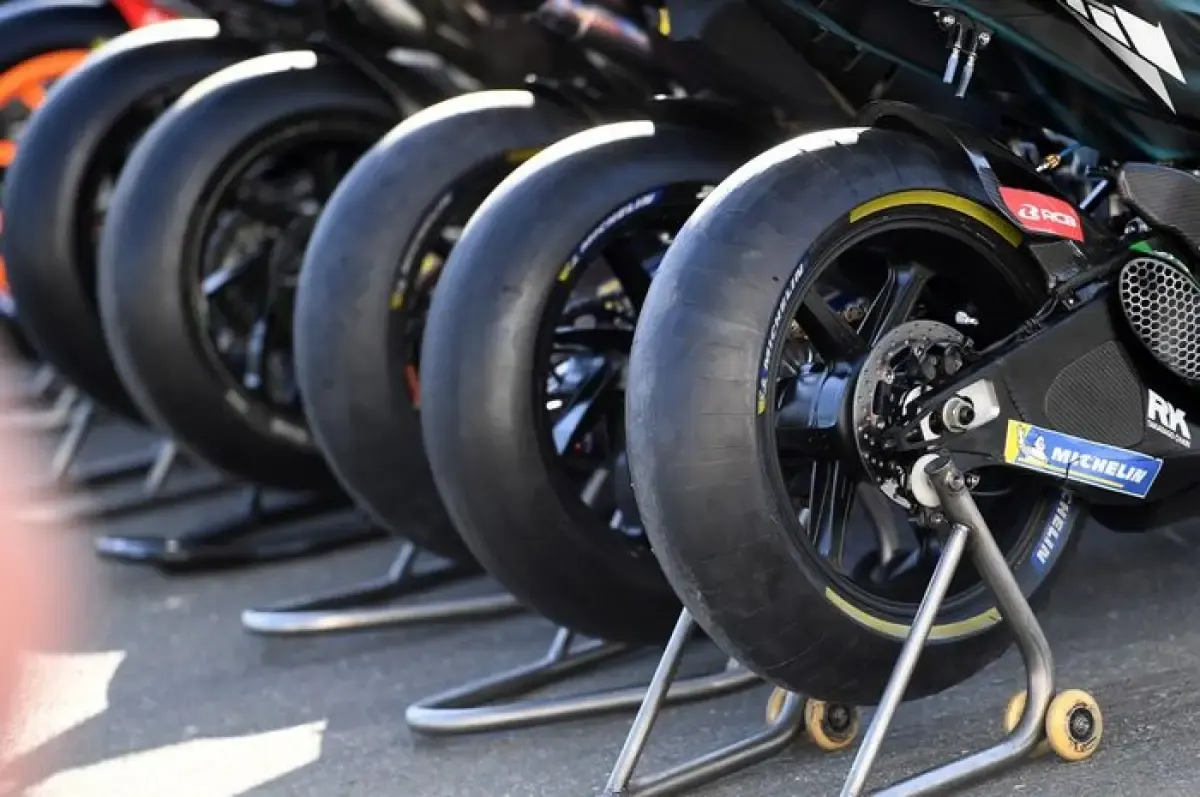 Ilustrasi ban motor  (Sumber : michelinmotorsport.com)