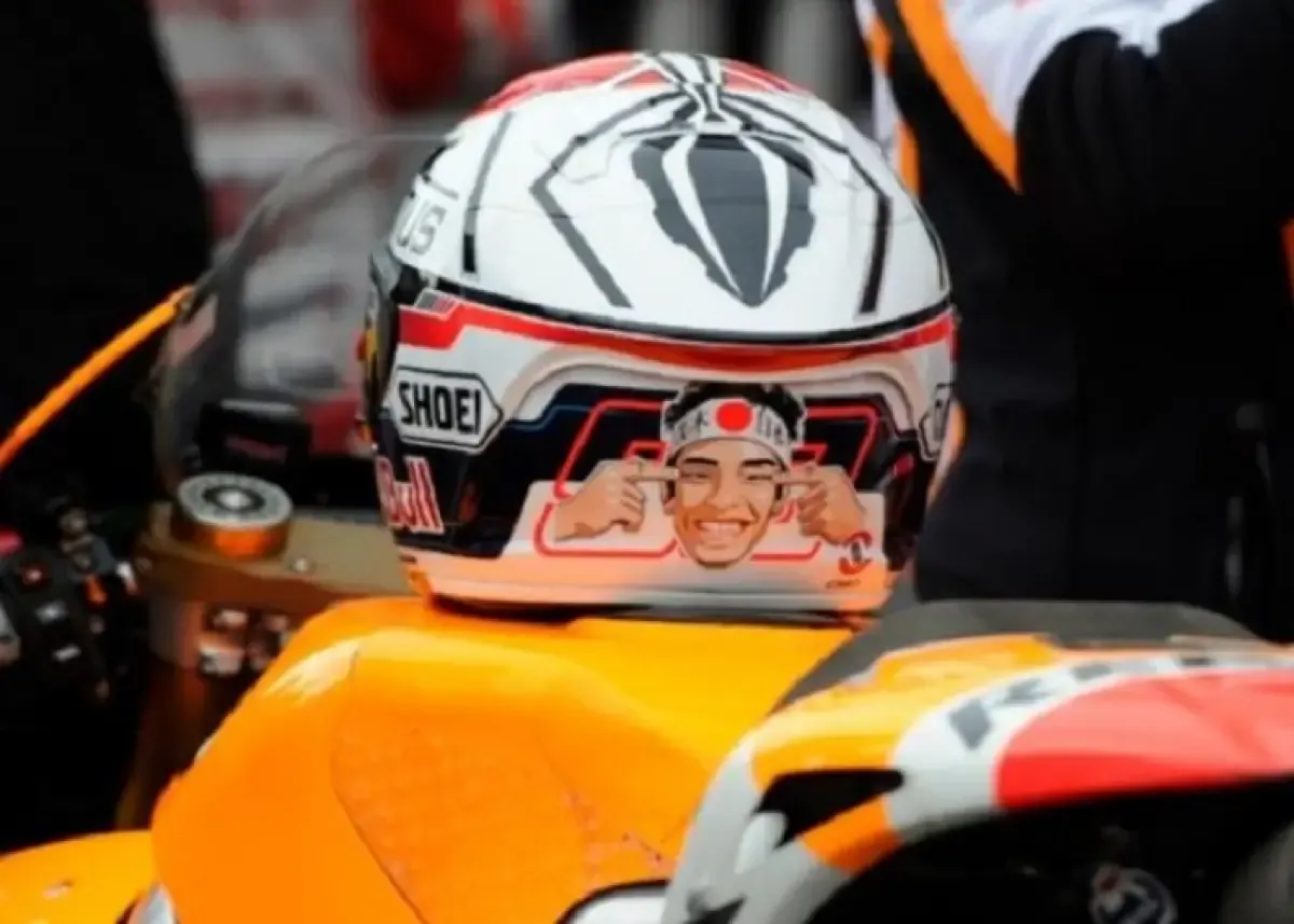 Ilustrasi helm di atas tangki motor (Sumber : hondacbrcommunity.com)