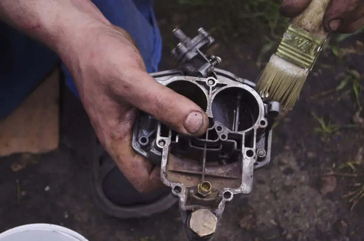 Ilustrasi membersihkan karburator motor (Sumber : suzuki.co.id)