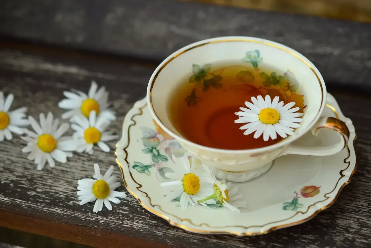 Ilustrasi teh chamomile yang bagus untuk tidur nyenyak. (Sumber : Pixabay.com/congerdesign)