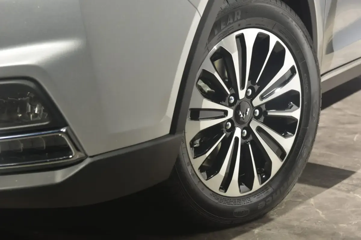 Langkah pertama yang harus dilakukan adalah memarkir mobil di tempat aman. Kemudian ikuti langkah-langkah membuka mur ban mobil dengan memakai kunci roda.