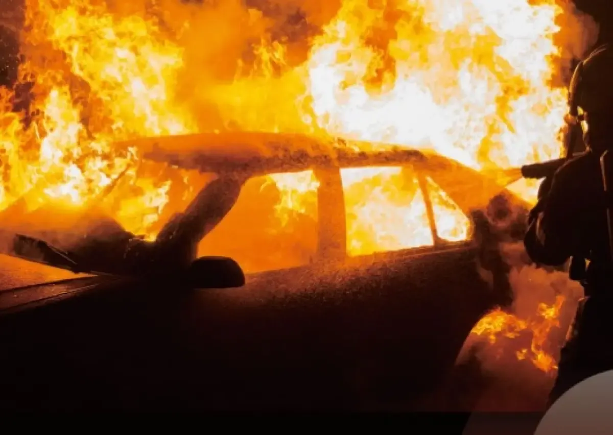 Ilustrasi mobil terbakar di jalan raya (Sumber : INSTAGRAM/vincifire.media)