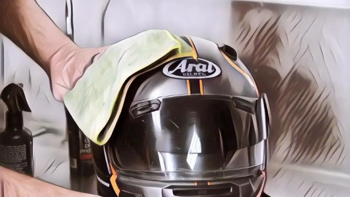 Illustrasi Bersihkan Helm (Sumber : Pinterest)
