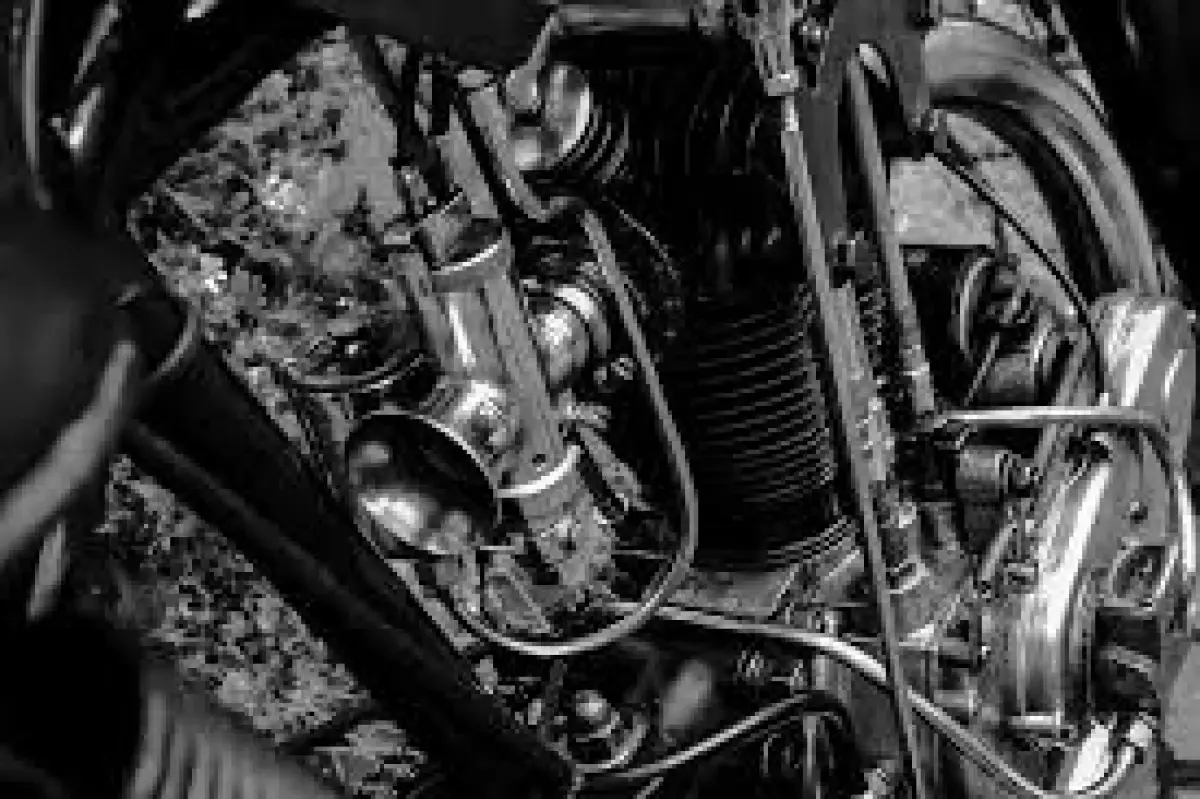 Ilustrasi mesin motor dengan sistem pembakaran karburator (Sumber : Pixabay)
