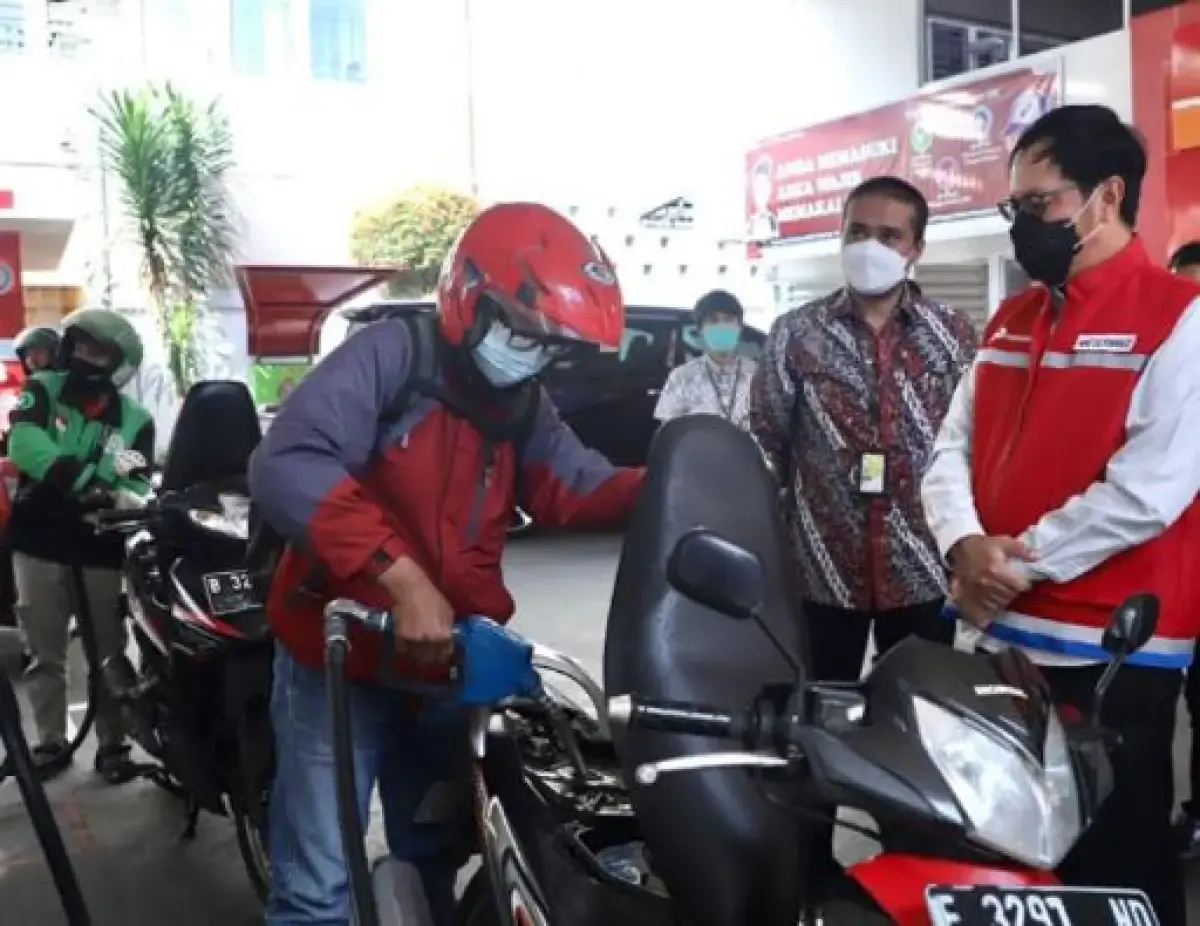 Sekarang ini sejumlah Stasiun Pengisian Bahan Bakar Umum (SPBU) sudah menerapkan 'self service' alias layanan sendiri